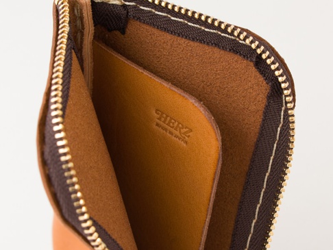 職人手作皮革分隔收納迷你錢包，採用棕色皮革製成，內部有明顯的皮革分隔設計。錢包配有深棕色拉鍊，拉鍊齒為金色，整體呈現自然皮革質感。