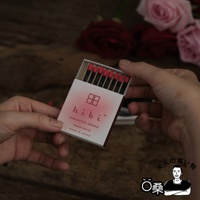 一盒裝有九支香氛火柴，火柴頭為紅色，火柴身為黑色，包裝盒為白色，印有粉色漸層與紅色品牌標誌，標示「hibi 10MINUTES AROMA TAIWAN LIMITED MADE IN JAPAN」。
