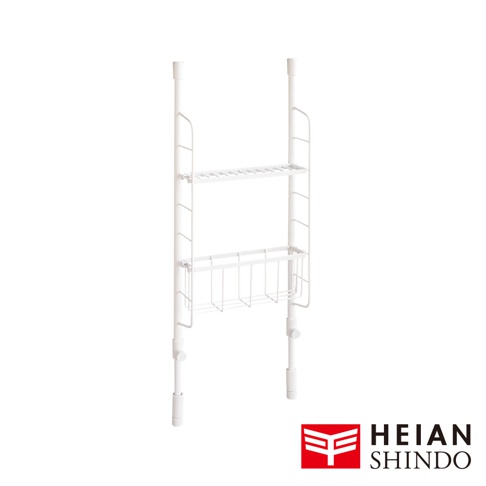 白色金屬製廚衛兩用收納籃架，包含兩個可調節高度的支架，以及上方一層較扁平的置物架，下方則有一個較深的網籃置物架，整體設計簡潔實用。