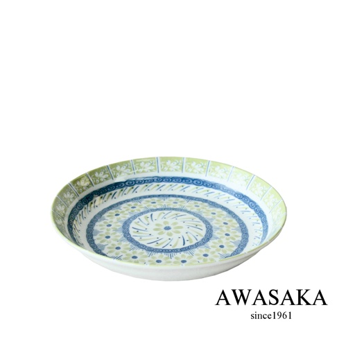 Pottery Field 歐風料理盤，白色陶瓷盤，盤面繪有綠色花卉與藍色螺旋紋飾，邊緣飾有綠色格紋與藍色花卉圖案，整體呈現精緻的歐式風格。