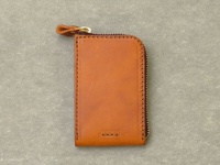 職人手作皮革Organ全包式拉鍊卡片鑰匙包，採用棕色皮革製成，配有金色拉鍊及皮革拉環，縫線精緻。