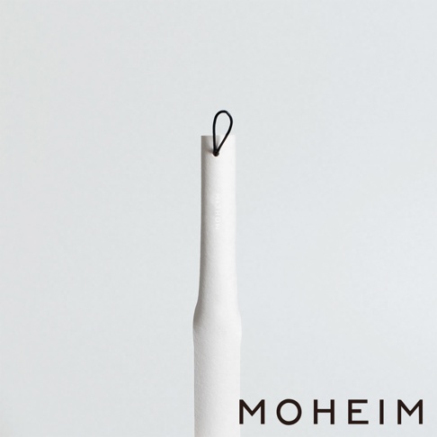 簡約白色鞋拔，頂部有黑色掛繩，材質光滑，品牌標誌印於鞋拔側面。