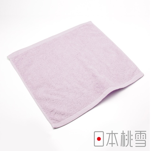 淺紫色飯店方巾，採用柔軟吸水的材質，觸感舒適，邊緣有滾邊設計，呈現簡潔大方的風格。