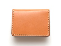 簡約的棕色皮革雙折證件夾，邊緣以米白色縫線手工縫製，展現職人質感。