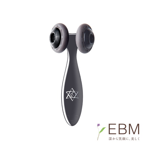 E.遠紅外線美顏滾輪，銀灰色金屬機身，配備兩個灰色滾輪，滾輪中央為黑色。機身印有白色六角星圖案及品牌標誌。