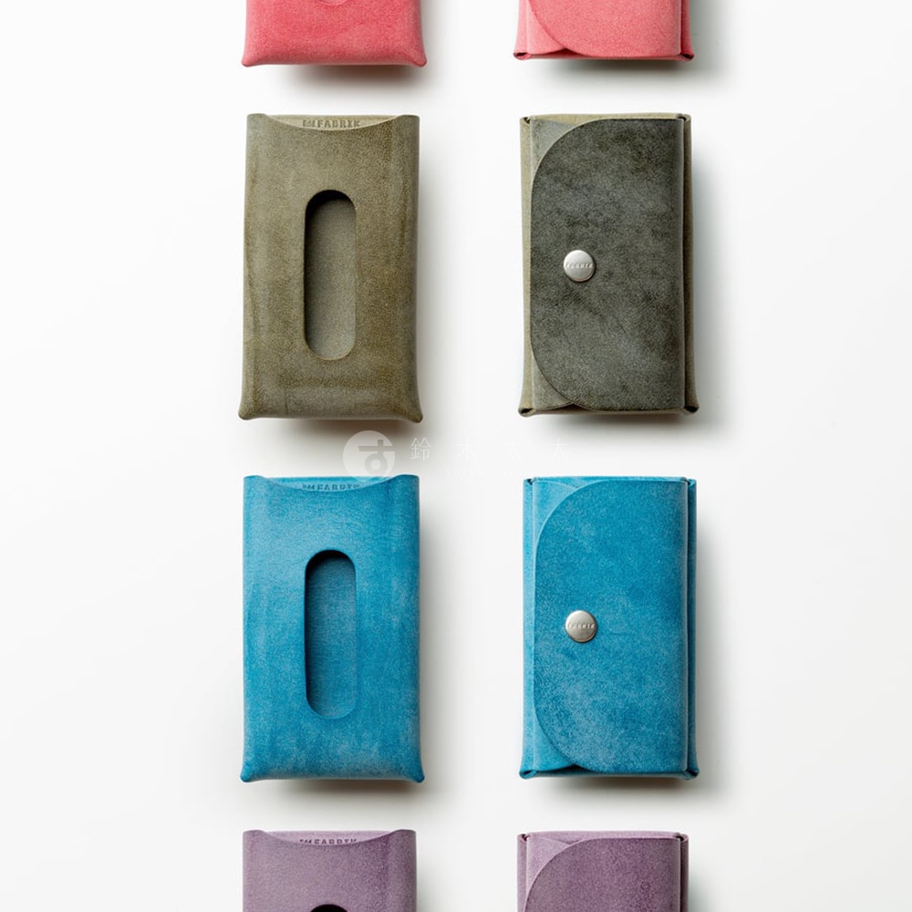 FABRIK 皮革卡片鑰匙收納包，展示不同顏色款式，包含卡其綠、藍色和粉紅色，部分款式帶有金屬鈕扣。