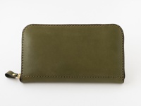 橄欖綠皮革拉鍊長夾，採用職人手縫工藝，配有金色拉鍊頭與同色皮革拉鍊環，簡約大方。