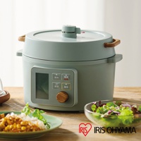 灰綠色電子壓力鍋 KPC-MA3，配有木紋提把與旋鈕，正面設有觸控面板與螢幕，旁邊擺放著一盤白米飯與咖哩，以及一碗新鮮沙拉。