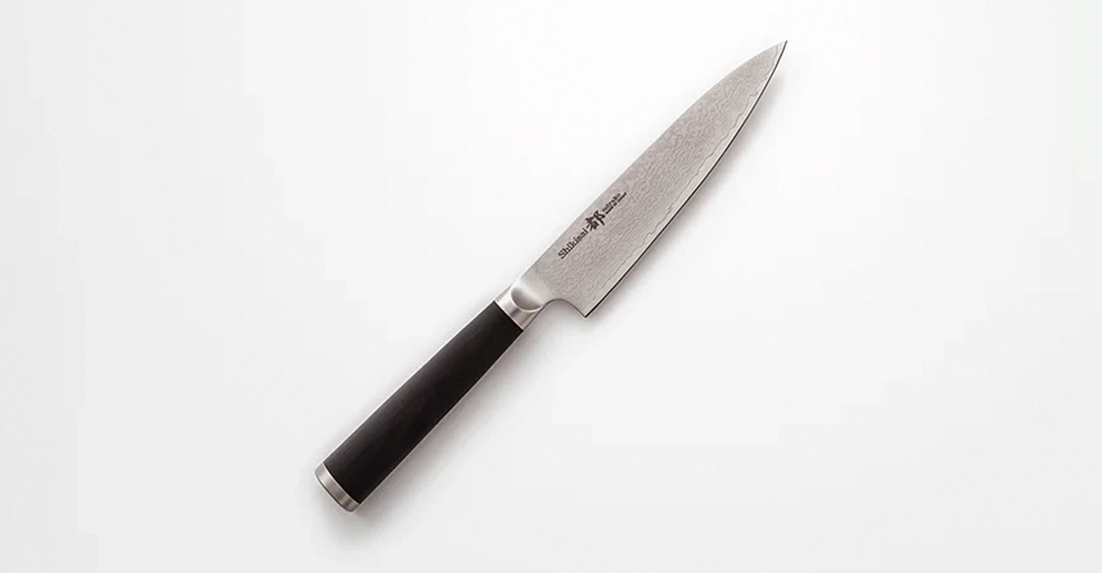 一把11公分的水果刀，刀刃呈現大馬士革紋路，刀柄為黑色，搭配銀色金屬連接處。