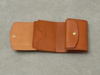 職人手作Organ迷你短夾，棕褐色皮革製成，附有金屬按扣，內部結構清晰可見，呈現其簡潔實用的設計。