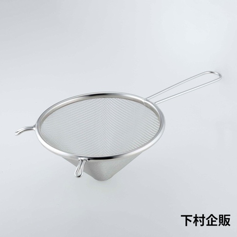 銀色不鏽鋼材質的錐型濾網，網眼細密，帶有兩個支撐掛鉤和一個長柄，方便使用。