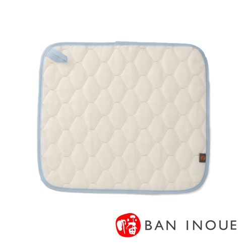 米白色菱格紋車縫的兩層蚊帳棉織吸水墊，帶有淺藍色滾邊和掛繩，尺寸小巧，適合廚房使用。