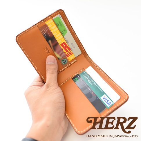 職人手作皮革二折橫式小短夾，卡其色皮革，內有卡片槽，可放置紙鈔與多張卡片，簡潔實用。