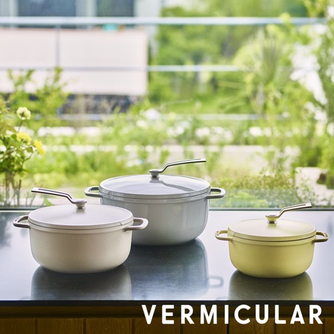VERMICULAR 品牌字樣，以及三只不同顏色的琺瑯鑄鐵鍋，分別為淺米色、灰色及淡黃色，擺放在桌面上。