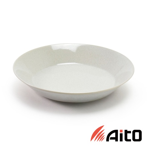 淺灰色義大利麵盤，帶有細膩的紋理，盤邊緣微翹，呈現北歐自然風格。