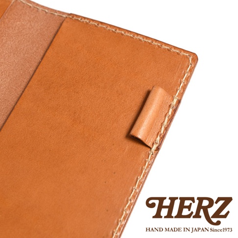 職人手作皮革輕便記事本書套，淺棕色皮革，內裡與外層皆為真皮材質，車線清晰，帶有皮革筆插。