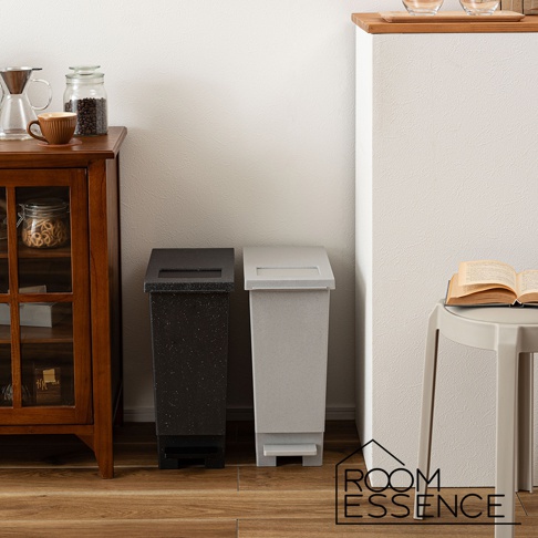 兩款20公升的北歐風垃圾桶，一款為黑色帶有白色斑點，另一款為淺灰色，均為附蓋設計，有腳踏板。