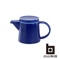 一個光滑、藍色的 M 型陶瓷壺，帶有與壺身連接的把手和一個蓋子。