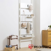 頂天立地木質收納架，白色，設有多個掛鉤和層板，架上展示有帽子、包包、圍巾、雨傘、時鐘等配件，右側為木製抽屜櫃。