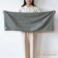 Broome 品牌今治認證波紋緹花設計的灰色迷你浴巾，由一位女士展示，尺寸約為 40x100 公分。