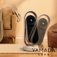 YAMADA 品牌標誌出現在現代白色陶瓷電暖器底部，該電暖器設有數位顯示器，溫度顯示為 30 度，並帶有搖頭功能，放置於沙發和扶手椅之間的房間裡。