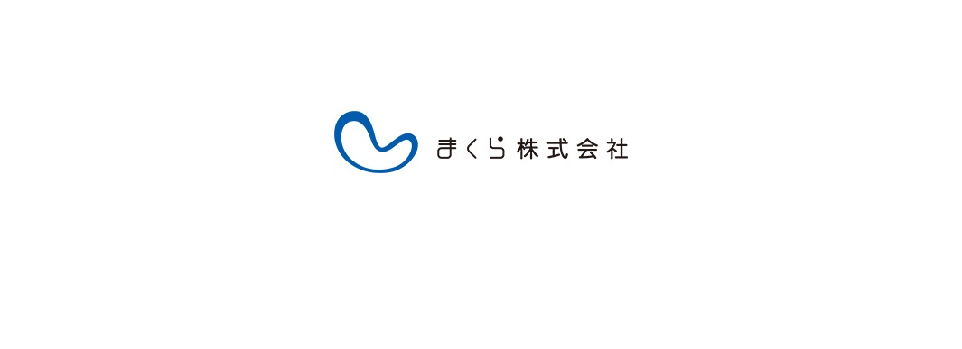 藍色線條勾勒的「まくら株式会社」公司標誌。