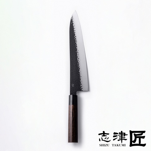 玄 / Chef's knife 主廚刀24cm，鋼材刀刃帶有槌目紋理，刀柄為深色木質，整體呈現簡潔現代風格。