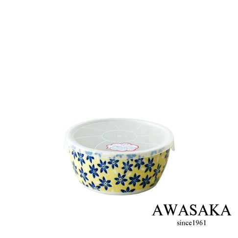 黃色陶瓷保鮮碗，碗身佈滿藍色小花圖案，配有透明塑膠蓋。