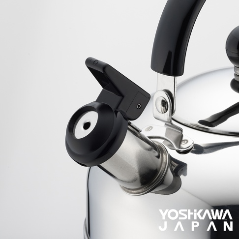 日製笛音壺，壺身為閃亮的不鏽鋼材質，配有黑色防燙手把和笛音蓋。