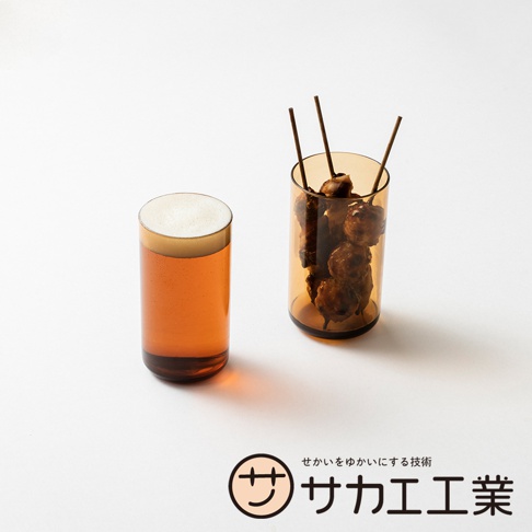 SAKAE SAKAE 工業 logo，旁有盛裝啤酒的玻璃杯和裝有串燒的玻璃杯
