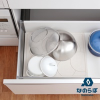 廚房抽屜內放著金屬濾網、銀色盆、白色蓋子以及藍色鍋子。