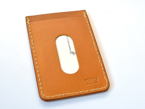 職人手作皮革直式票券收納夾，淺棕色皮革，帶有縫線細節，正面中央有一個長方形的透明視窗。