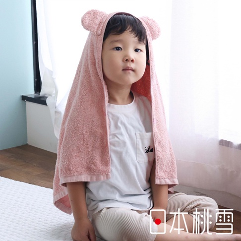 模式B： 一位亞洲小男孩坐在地板上，頭上戴著粉色熊耳造型的連帽毛巾，身上穿著一件白色T恤，褲子是條紋的，圖片右下方有日文「日本桃雪」的字樣。