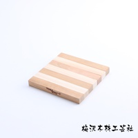 由多種淺色木條拼接而成的方形隔熱墊，木紋清晰，表面光滑，側面有「TOSARYU」品牌標誌。