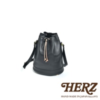 職人手作皮革束口單肩包，黑色，採用圓筒狀皮革設計，束口處有淺色皮革細繩，可斜背或單肩背。