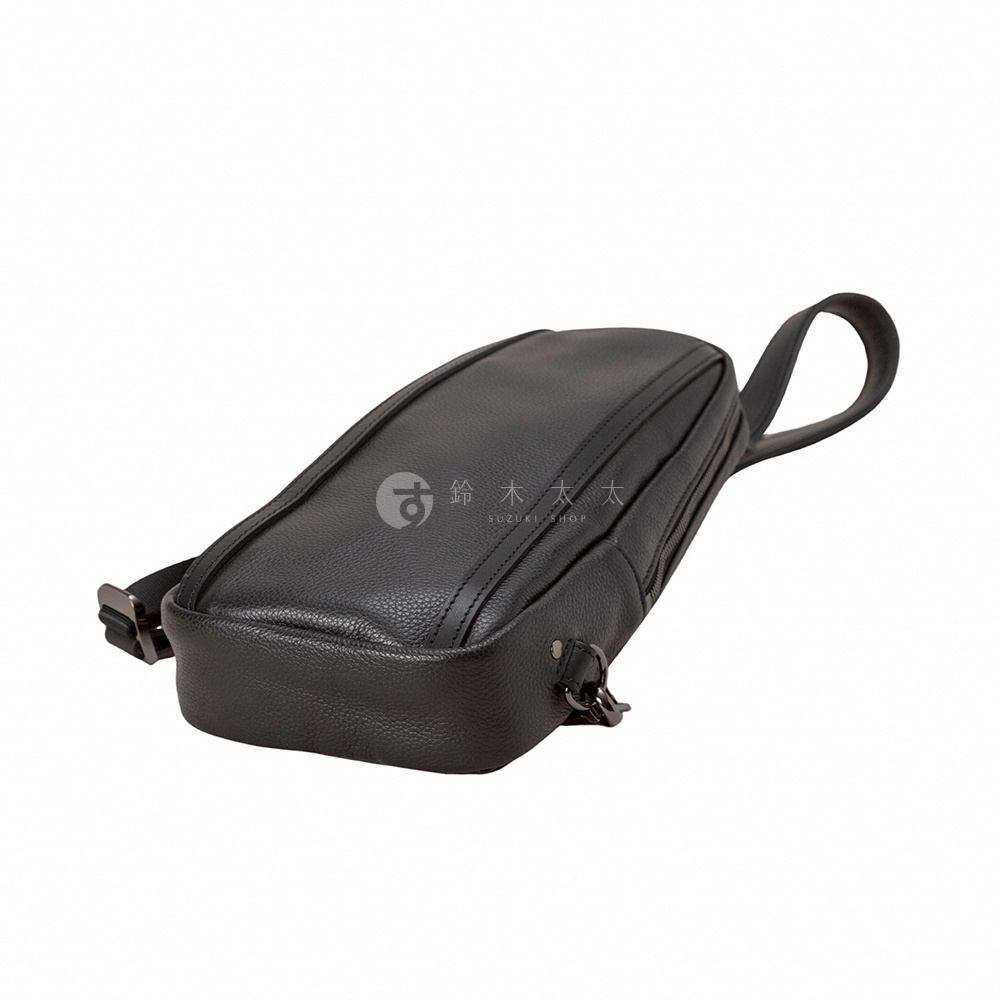 JETTER 隨身側背包 CJTE-021，黑色荔枝紋皮革材質，簡約設計，配有可調節背帶與金屬配件。