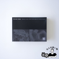 Stick Cake Modern style stick cake made by confectioner，包裝盒上有井桁堂的標誌和可愛人物插畫。