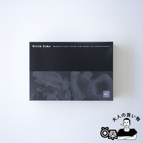 Stick Cake Modern style stick cake made by confectioner，包裝盒上有井桁堂的標誌和可愛人物插畫。