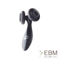 一支深灰色、流線型手柄的遠紅外線美顏滾輪，滾輪部分為深灰色塑膠搭配灰色軟質材質，手柄上印有白色六角星圖案。