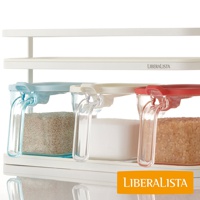 LIBERALISTA 品牌下的調味料罐收納架組，展示了三個透明收納罐，分別裝有淺棕色穀物、白色糖和棕色粗糖，搭配藍色、米白色和紅色的罐蓋及提把，整體擺放在白色收納架上。