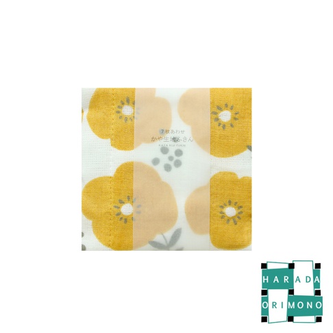 白色底布上印有黃色、橘色花朵圖案的四條方巾，其中兩條方巾為黃色花朵，另外兩條為橘色花朵，花朵中央有灰色細節。