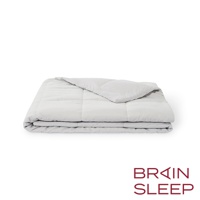 太空科技調溫被，單人尺寸，淺灰色，表面為細緻的格紋縫製，觸感柔軟，呈現舒適質感。