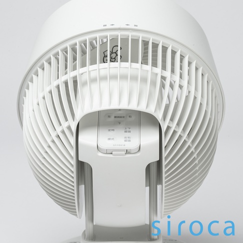 白色 SF-A1610 3D 氣流循環扇，具有多段式扇葉網罩，中央設有控制面板，可進行定時、模式、上下擺頭及左右擺頭設定，下方有 siroca 品牌標誌。