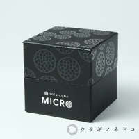 黑色方形紙盒，盒蓋頂部與側面印有重複的灰色圓形圖案，每個圓形內有雷射雕刻的細小網格結構。盒身正面印有白色「sola cube MICRO」字樣。