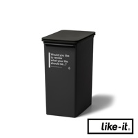 黑色掀蓋式高版垃圾桶，容量25公升，側面印有白色文字「Would you like to review what your life should be...?」及網址，垃圾桶材質為塑膠。