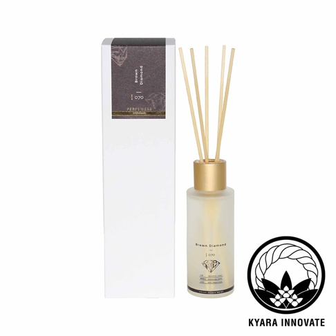 KYARA INNOVATE 的 Brown Diamond 室內擴香竹，附有品牌標誌與標籤。