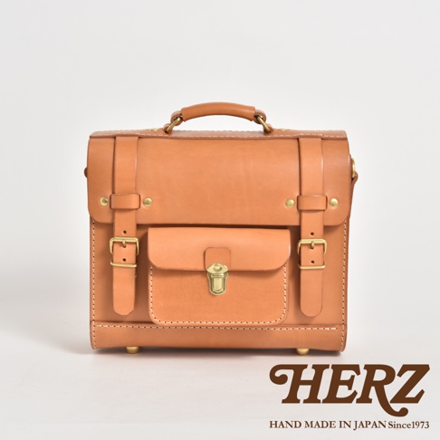 職人手作皮革學院風三用迷你後背包，淺棕色，正面有翻蓋口袋、金屬扣環和兩個可調節皮帶。