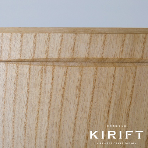 淺色桐木製咖啡豆保存盒，盒身有清晰的木紋紋理，盒蓋上有細緻的凹槽線條設計。