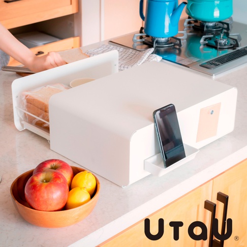 白色抽屜式多功能萬用收納整理櫃，櫃體為簡約的白色塑膠材質，前方有一個可抽出的小抽屜，上面放著一支手機。櫃子內部裝有麵包。