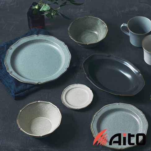 Aito Stitch 美濃燒金彩浮雕經典餐盤 M，藍綠色大圓盤，搭配灰色長形盤、淺色小圓盤、淺色小碗、綠色紋理碗、藍綠色馬克杯，展現日式簡約風格。